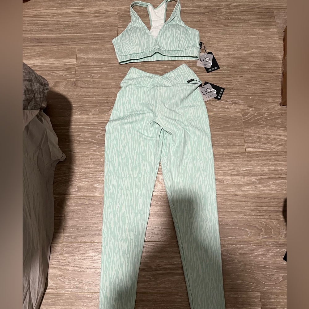 LiCi Fit Mint Zebra V-Cut Scrunch Legging and Regular Bra